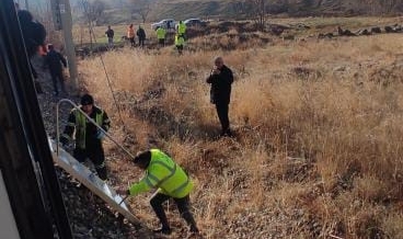 Yolcu treni raylara düşen kayaya çarptı