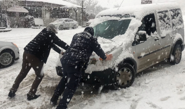 Yolda kalan sürücülere jandarma yardım etti