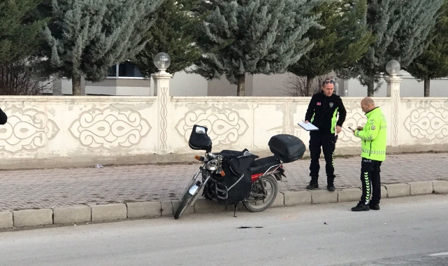 Yoldan geçen kadına motosiklet çarptı: 2 yaralı
