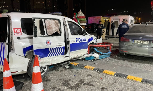 Zeytinburnu E-5'te otomobil polis aracına çarptı: 3 yaralı