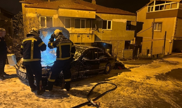 Zonguldak'ta park halindeki bir otomobil yandı