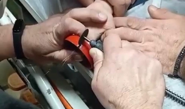 5 yaşındaki çocuğun parmağının sıkıştığı zil çanını itfaiyeciler çıkardı