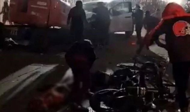 ABD'de araç kalabalığın arasına daldı! Ölü ve yaralılar var