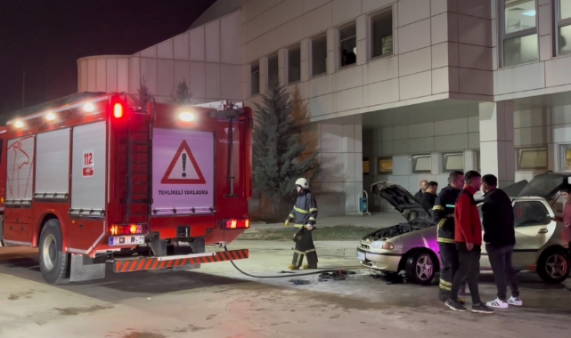 Acil servis önüne park ettiği aracı alev alarak yandı
