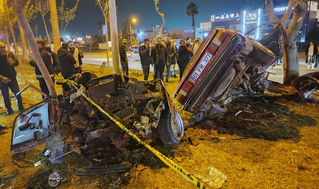 Adana'da ağaçlara çarpan otomobil ikiye ayrıldı: 1 ölü, 2 yaralı