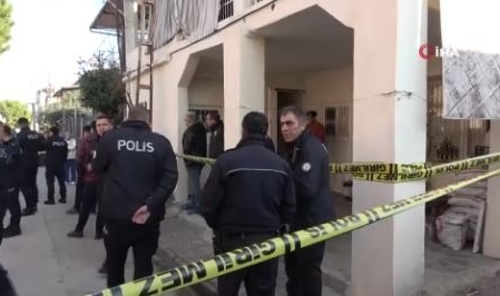 Adana'da evde vahşet! 3 kişi bıçaklanmış halde bulundu