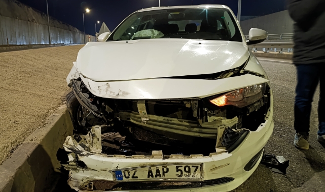 Adıyaman’da lastiği patlayan otomobil bariyere çarptı: 1 yaralı