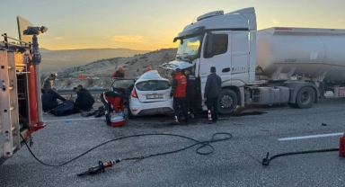 Adıyaman'da otomobil ile yakıt tankeri çarpıştı: 4 ölü, 3 yaralı