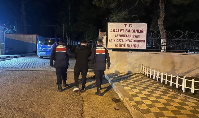 Afyonkarahisar’da hapis cezasıyla aranan şahıs uyuşturucu ile yakalandı