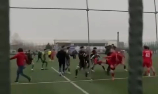 Amatör ligde çıkan kavga yeşil sahayı boks ringine çevirdi
