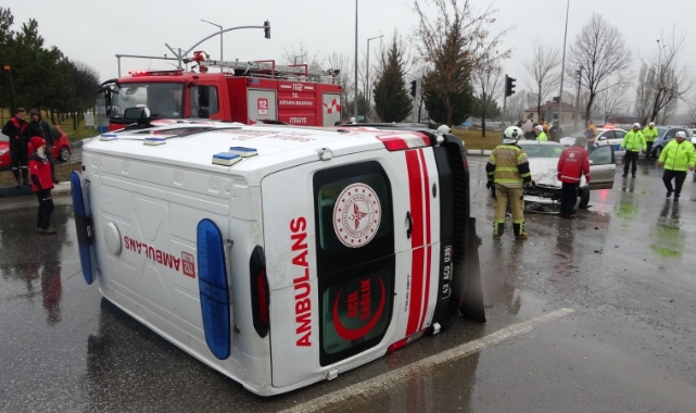 Ambulansla otomobil çarpıştı 1 kişi yaralandı