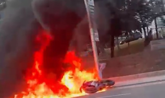 Ankara'da Protokol Yolu’nda seyir halindeki motosiklet alev aldı