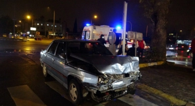 Antalya'da kavşaktaki kazada hurdaya dönen araçlardan burunları bile kanamadan çıktılar