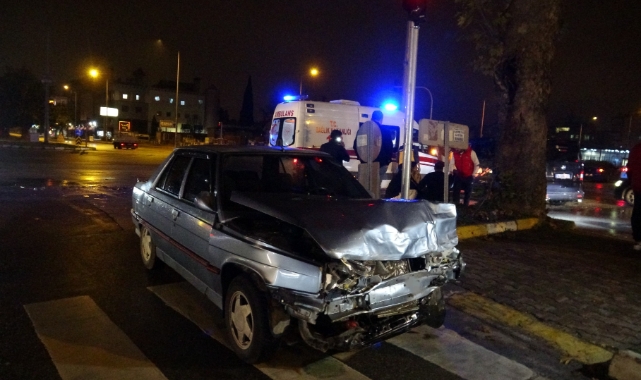 Antalya'da kavşaktaki kazada hurdaya dönen araçlardan burunları bile kanamadan çıktılar