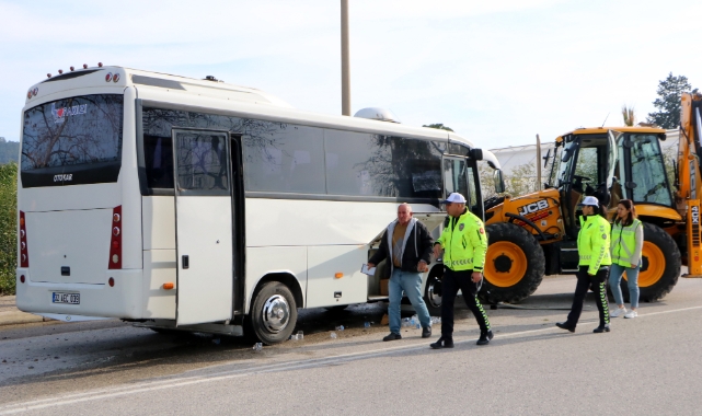 Antalya'da midibüs ile iş makinesi çarpıştı; 15'i çocuk 23 yaralı