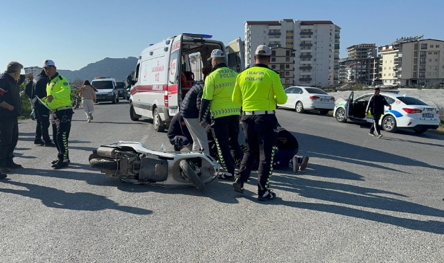 Antalya'da otomobil ile 2 motosiklet çarpıştı