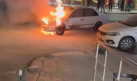 Arnavutköy'de seyir halindeki otomobilin motoru alev alev yandı