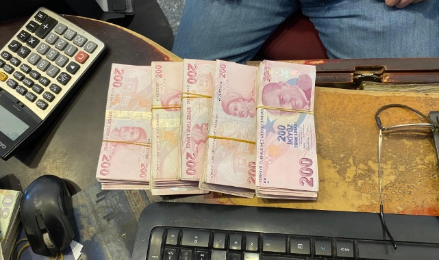 Artvin'de bir vatandaş bankadan fazla verilen 100 bin lirayı iade etti