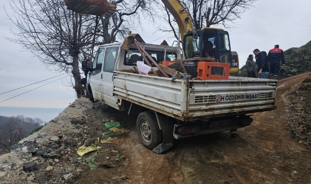 Artvin’de ekskavatör kurtarmaya gittiği kamyonete çarptı