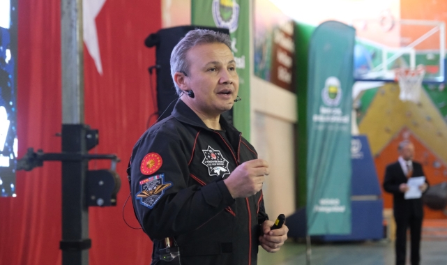 Astronot Alper Gezeravcı İnegöl'de öğrencilere bir araya geldi