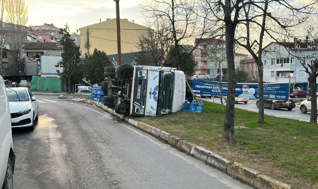 Ataşehir'de freni patlayan kamyonet devrildi
