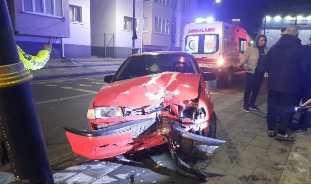 Aydınlatma direğine çarpan otomobilin sürücüsü yaralandı
