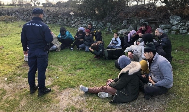 Ayvacık'ta 22 kaçak göçmen yakalandı