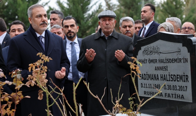 Bakan Fidan, şehit Astsubay Ömer Halisdemir'in kabrini ziyaret etti