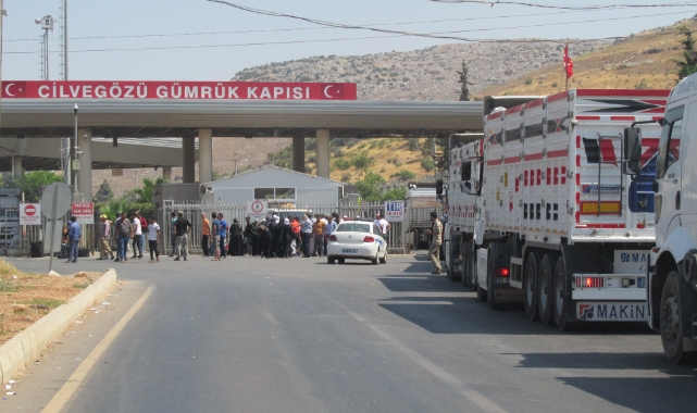 Bakan Yerlikaya Cilvegözü'nde Suriyelilerle bir araya geldi