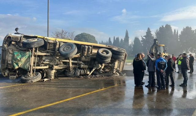 Balıkesir'de yol çöktü, hafriyat kamyonu devrildi