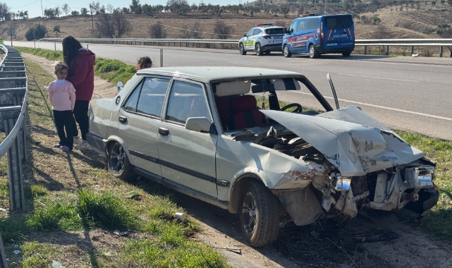 Bariyerlere çarpan otomobildeki 2 kişi yaralandı