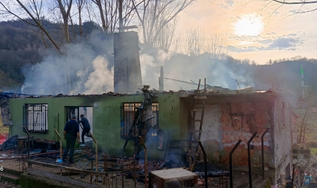 Bartın'da 2 katlı binada çıkan yangın korkuttu