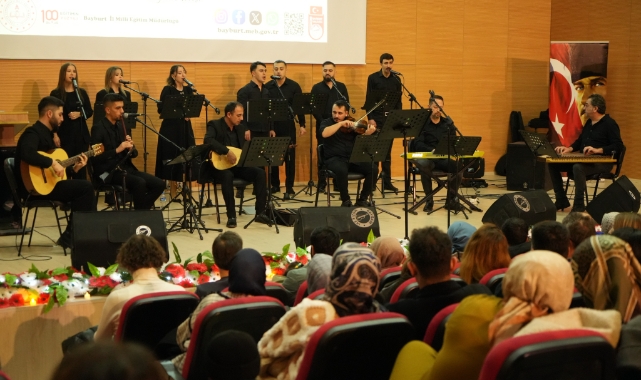 Bayburt'ta müzik öğretmenleri sahne performanslarıyla göz doldurdu