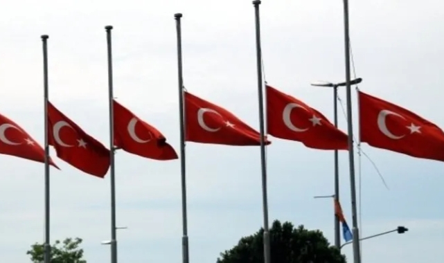 Bayraklar yarıya indi