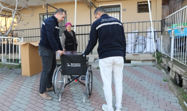 Bayraklı Belediyesinden engelli vatandaşlara tekerlekli sandalye