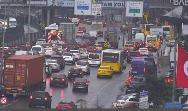 Beylikdüzü'nde tır bariyerlere çarptı!