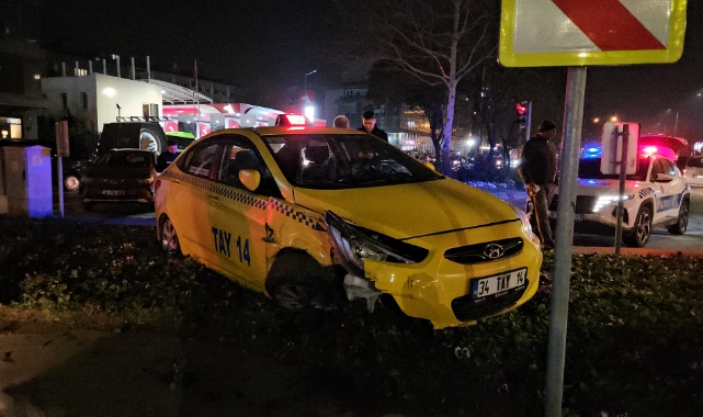 Beyoğlu'nda aniden manevra yaparak dönen araç, taksiyi yoldan çıkardı: 1 yaralı