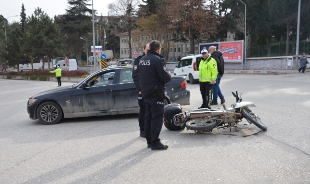 Bilecik'te motosiklet ile otomobil çarpıştı! 1 yaralı