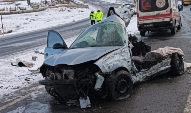 Bitlis’te tırla çarpışan otomobil kağıt gibi ezildi: 1 ölü, 2 yaralı