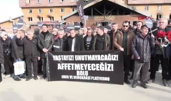 Bolu'da 78 kişiye mezar olan otelin önüne karanfil bıraktılar
