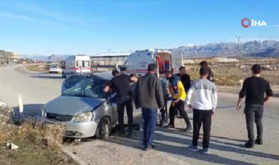 Burdur'da kontrolden çıkan otomobil refüje çarptı!