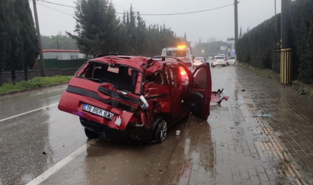 Bursa'da ağaca çarpan araçtaki 2 kişi yaralandı