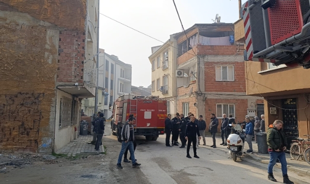Bursa'da bir evi kundakladığı iddia edilen şahıs bıçakla ekiplere direndi