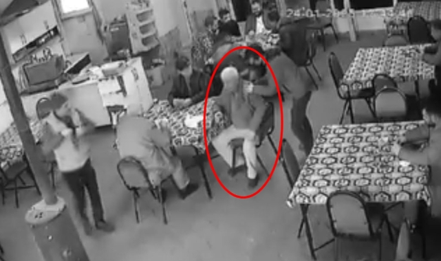 Bursa'da boğazına cisim kaçan kişiyi ‘Heimlich manevrası' ile kurtardı!