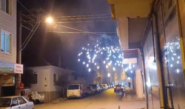 Bursa'da elektrik telleri kısa devre yaptı! Kıvılcımlar sokağı aydınlattı