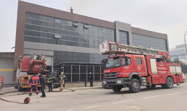 Bursa'da fabrika yangını! İtfaiye eri yaralandı