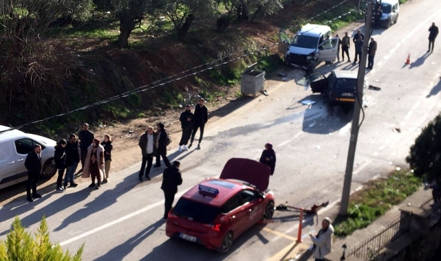 Bursa'da feci kaza! Sürücü sıkıştığı araçtan kurtarıldı