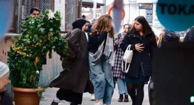Bursa'da hareketli yılbaşı ağacı hem korkuttu, hem gülümsetti