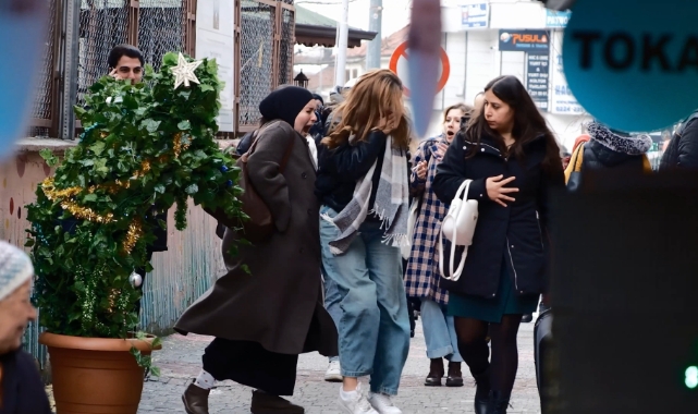 Bursa'da hareketli yılbaşı ağacı hem korkuttu, hem gülümsetti