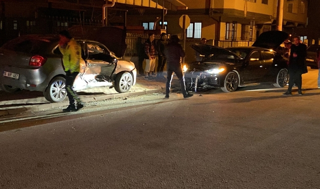 Bursa'da iki otomobil çarpıştı! 3 yaralı
